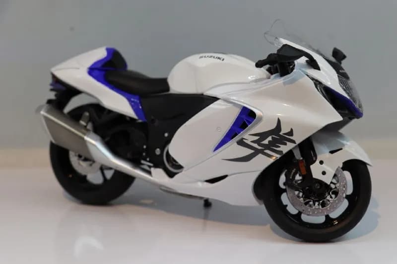 موتور فلزی سوزوکی هایابوسا GSX1300R سفید مدل M9_9A — تصویر ۵