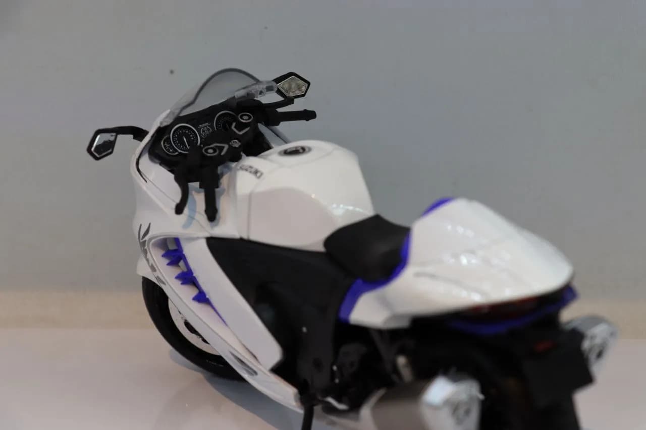 موتور فلزی سوزوکی هایابوسا GSX1300R سفید مدل M9_9A — تصویر ۳