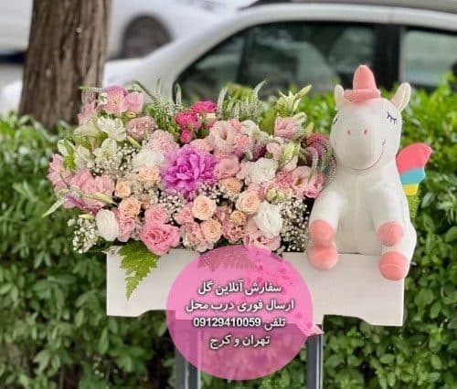 دسته گل و کیک تولد برای عکسبرداری از نوزاد