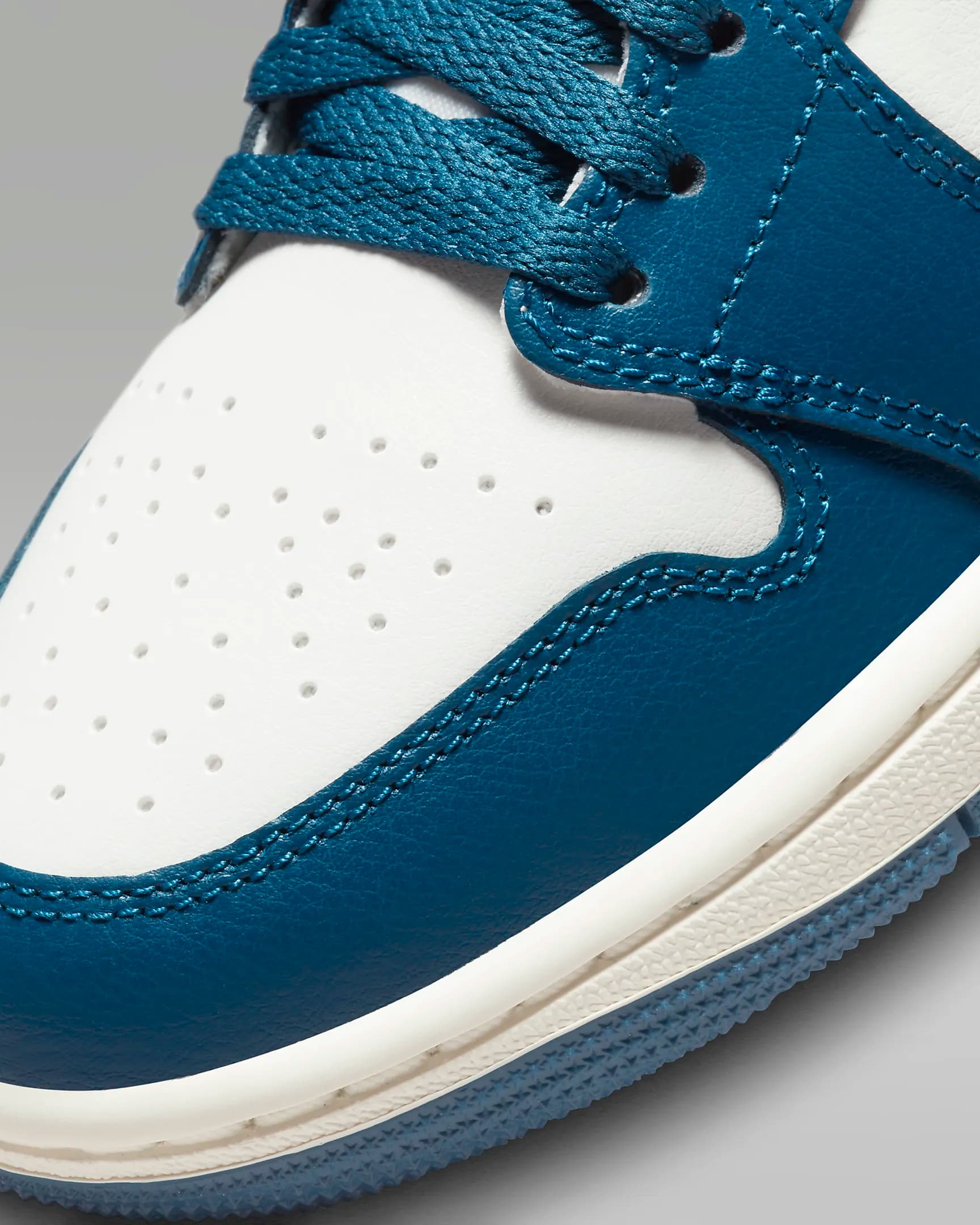 کفش زنانه نایک اورجینال-سفیدوسبز NikeAir Jordan 1 Mid — تصویر ۷