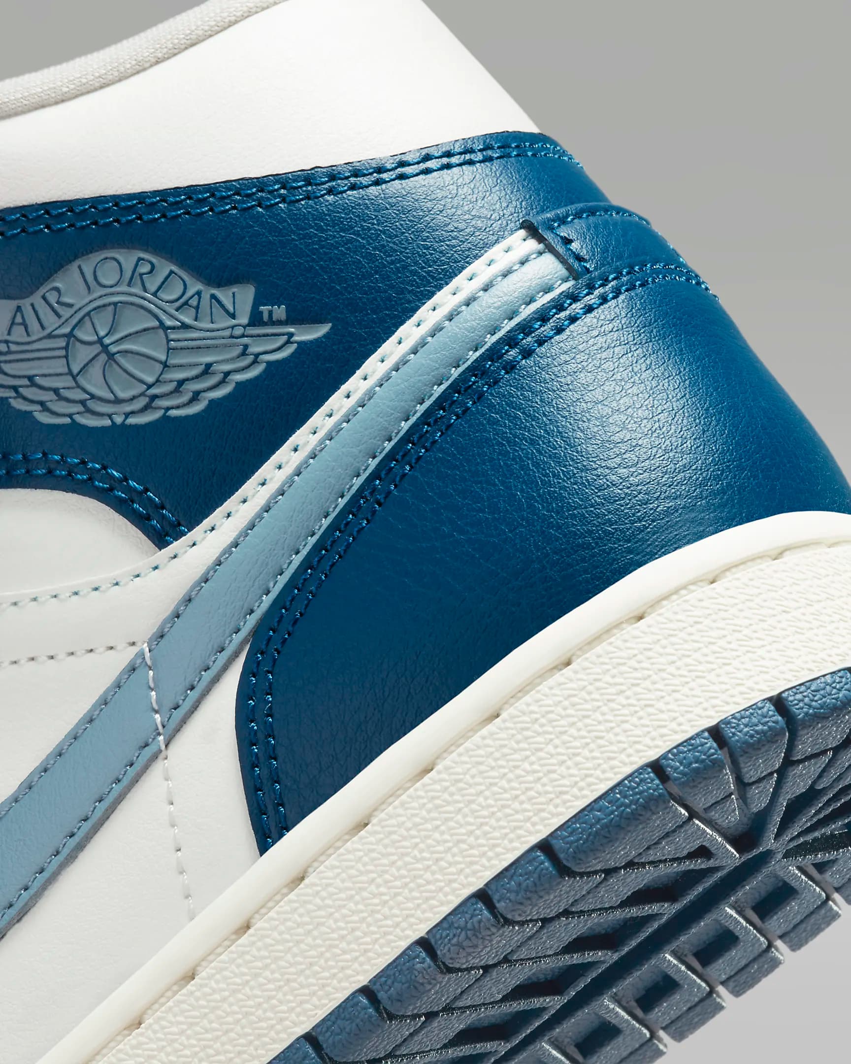 کفش زنانه نایک اورجینال-سفیدوسبز NikeAir Jordan 1 Mid — تصویر ۸