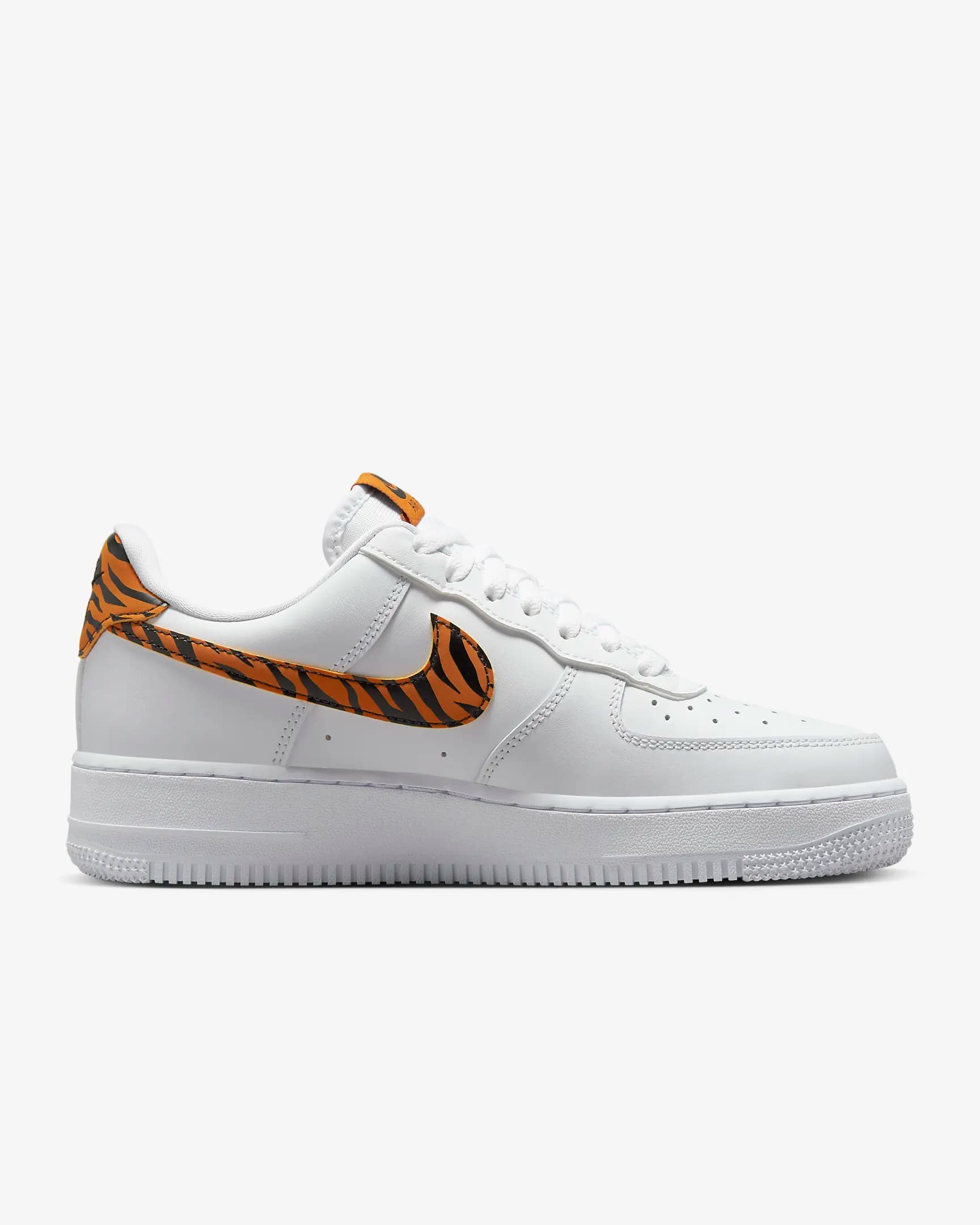 کفش زنانه نایک اورجینال-سفیدونارنجی Nike Air Force 1 ’07 — تصویر ۴