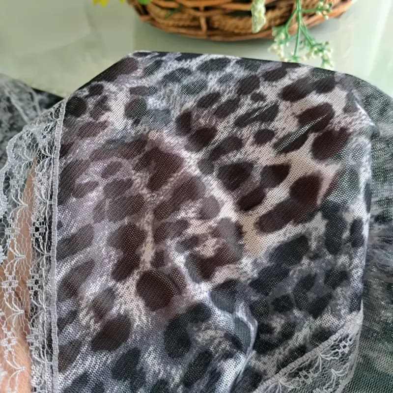مینی اسکارف پلنگی ابعاد 70 در 70 دور توری طوسی مشکی — تصویر ۳