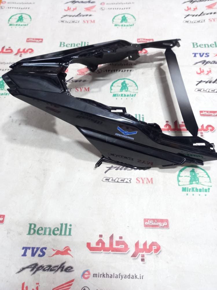 قاب (کاور فلاپ) زیر بلوری چراغ جلو موتور sym گالکسی nh اصلی مشکی — تصویر ۲