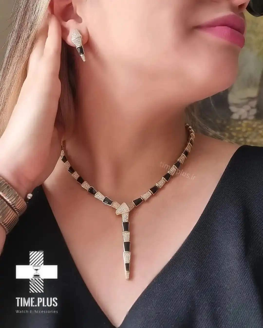 نیم ست بولگاری سرپنتی طلایی سنگ مثلث مشکی — تصویر ۳