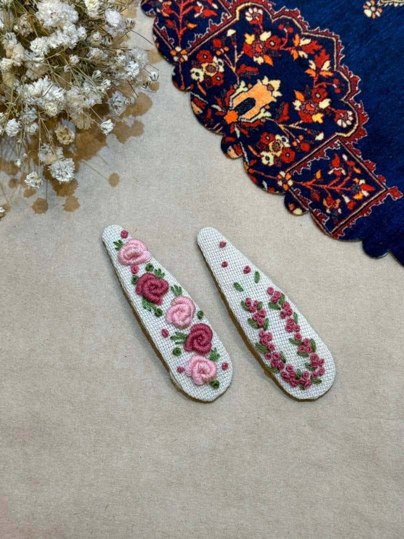 سنجاق سر گلدوزی سفید گل صورتی کم رنگ و پر رنگ