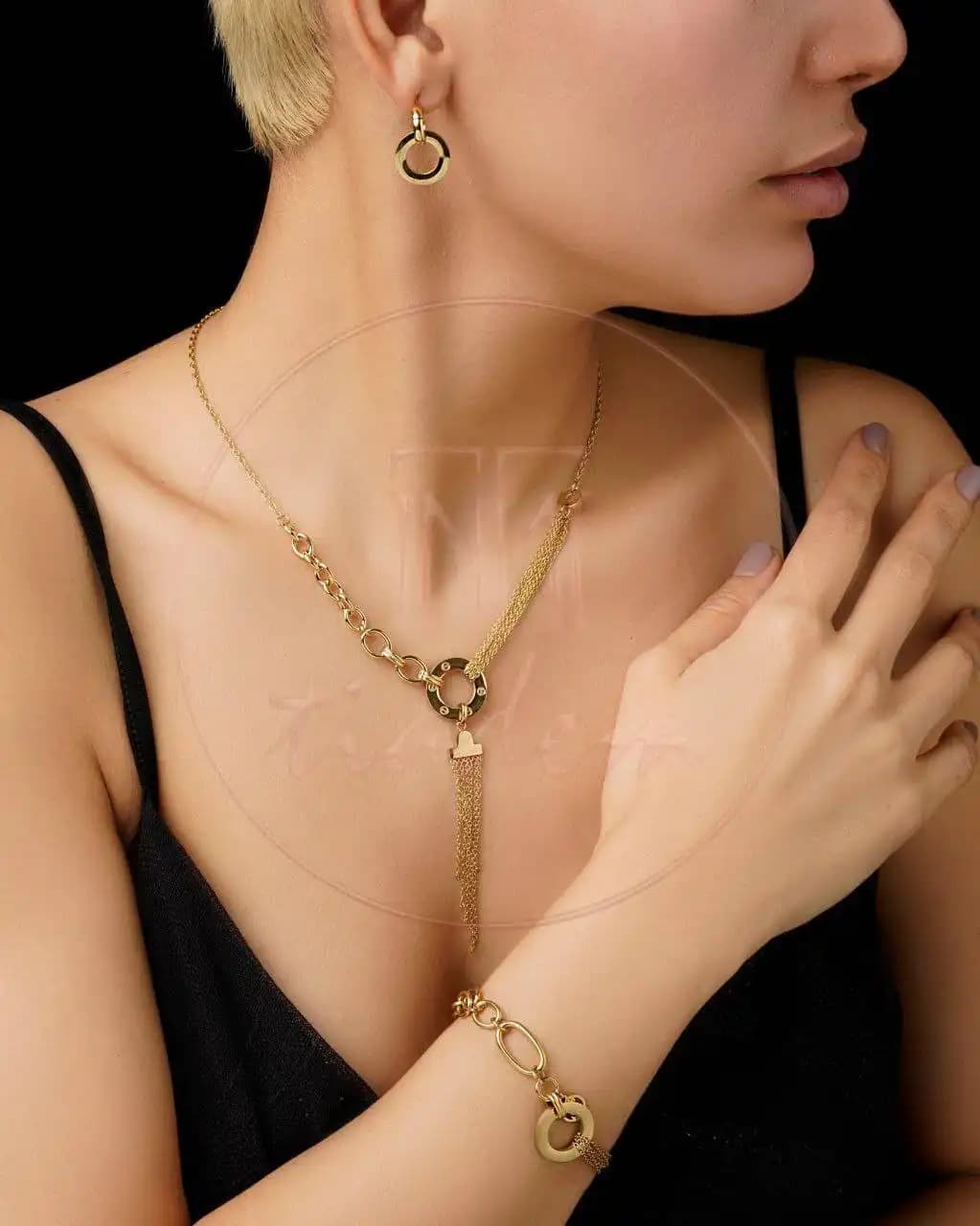 سرویس استیل طرح کارتیه با آبکاری طلای ۱۸ عیار (گردنبند، گوشواره، دستبند)