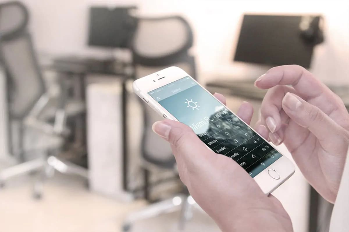 موکاپ تبلت و موبایل در دست — تصویر ۸