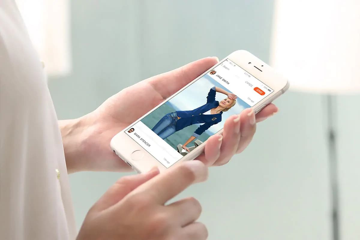موکاپ تبلت و موبایل در دست — تصویر ۶