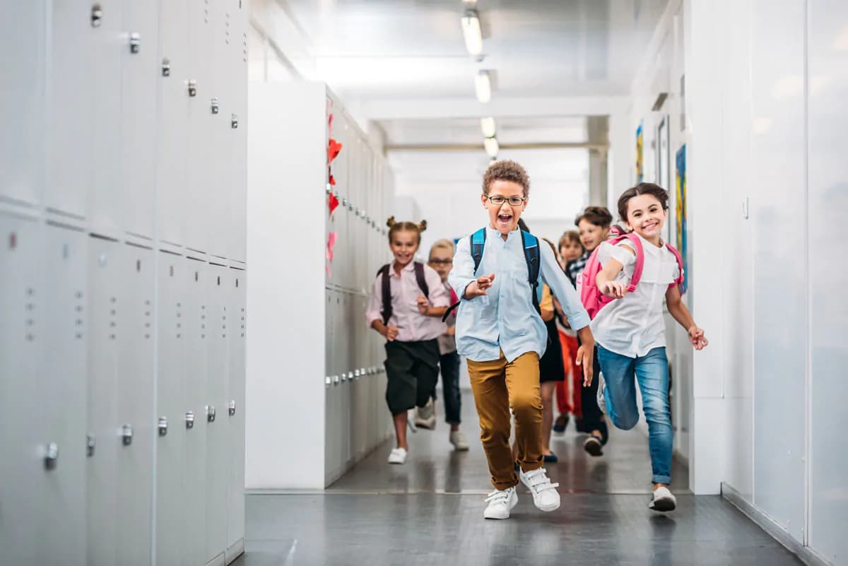 عکس استوک دانش آموزان در حال دویدن