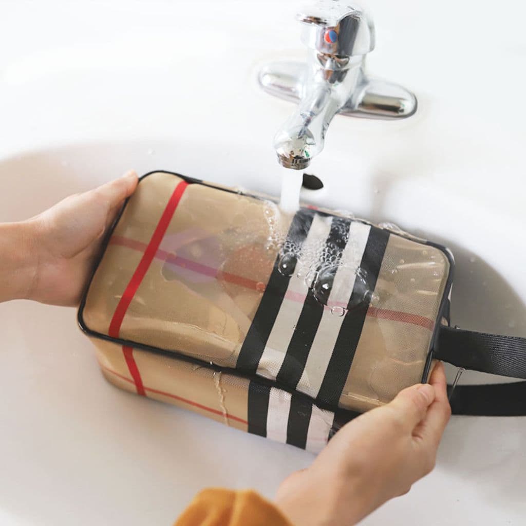 واش بگ سایز متوسط طرح Burberry کد M128 — تصویر ۳