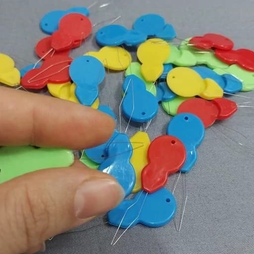 سوزن نخ کن پلاستیکی (بسته 100 عددی) — تصویر ۳