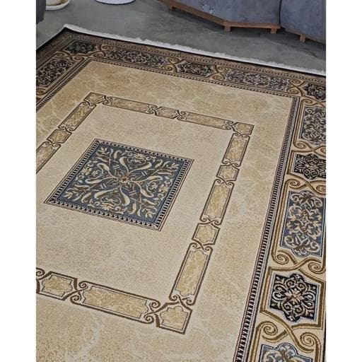 فرشینه | فرش چاپی برند حسن نیا چاپی مخمل تُرک درجه یک با زیره ضد سُر کد M222(پس کرایه) — تصویر ۴