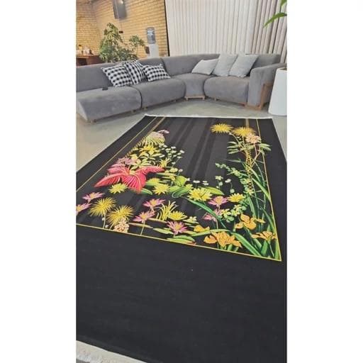 فرشینه | فرش چاپی برند حسن نیا مدرن زمینه مشکی مخمل 150 در 225 کد M228 (پس کرایه) — تصویر ۳