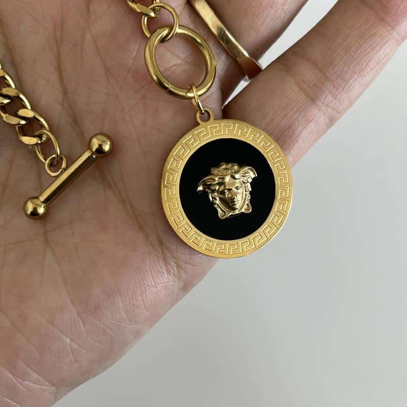 گردنبند ورساچه مشکی قفل تی — تصویر ۳