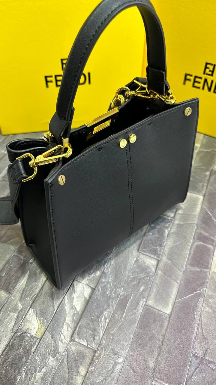 کیف وارداتی برند FENDI فندی ( همراه جعبه و زنجیر ) سایز ۲۵*۲۰ سانت — تصویر ۵