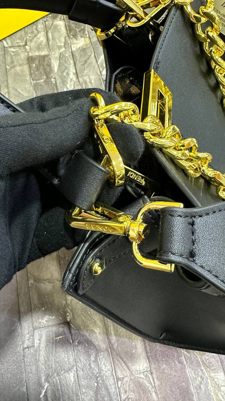 کیف وارداتی برند FENDI فندی ( همراه جعبه و زنجیر ) سایز ۲۵*۲۰ سانت — تصویر ۳