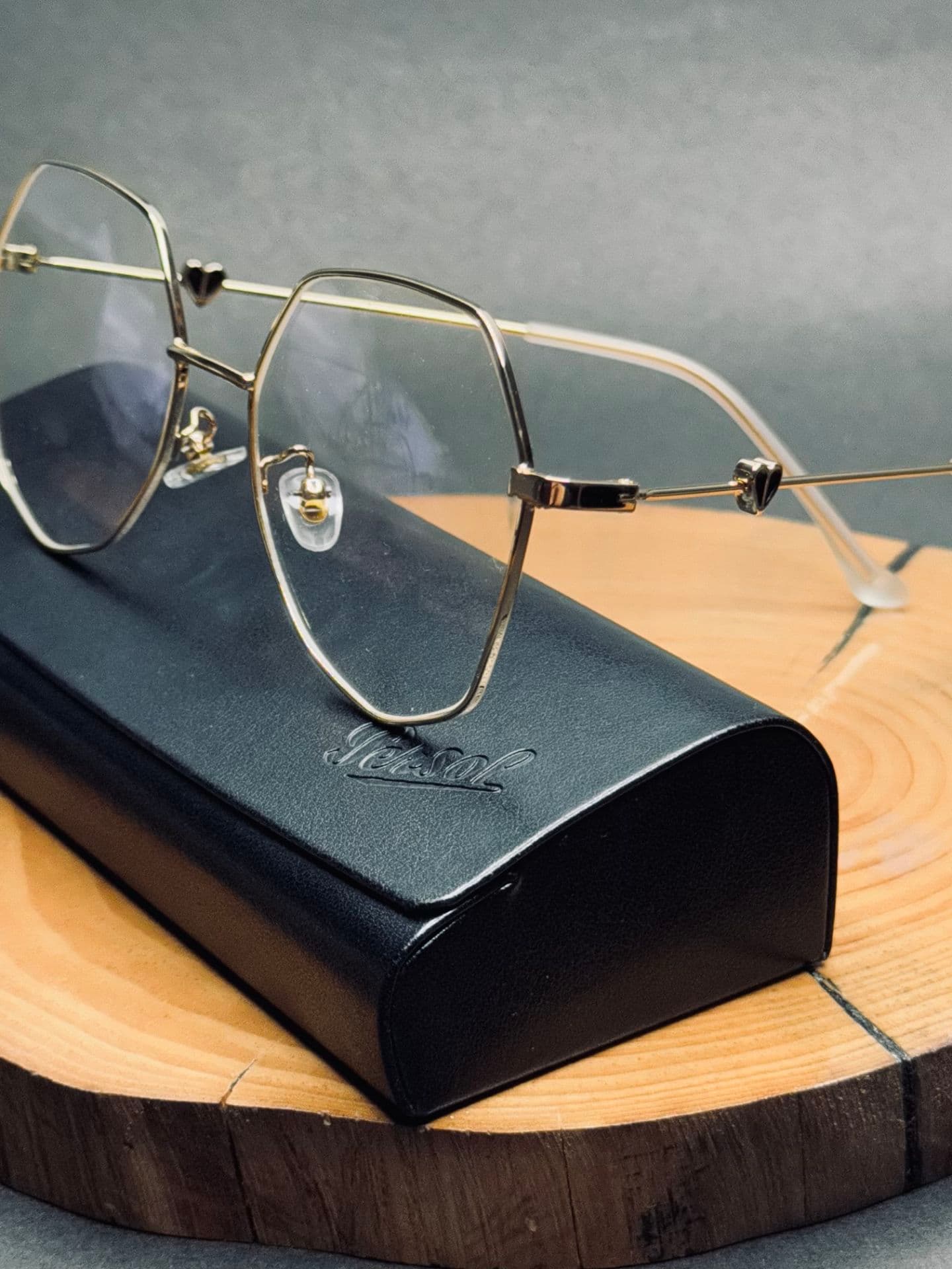عینک طبی بلوکات پرسول persol اسپرت سبک یووی ۴۰۰ قلب( مناسب کار با موبایل،استایل کردن و یا تعویض عدسی) — تصویر ۲
