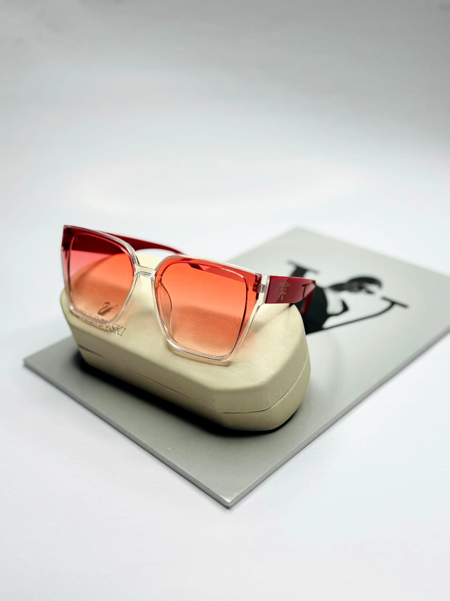 عینک آفتابی اورجینال PRADA پرادا زنانه دخترانه باکیفیت سرخ یخی ترند یووی ۴۰۰
