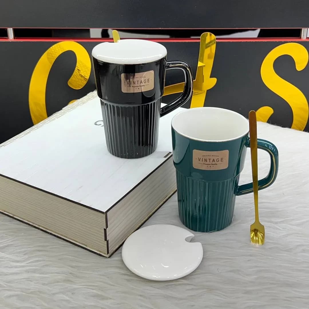 ماگ سرامیکی کلاسیک وینتیج با درپوش و قاشق طلایی — تصویر ۳