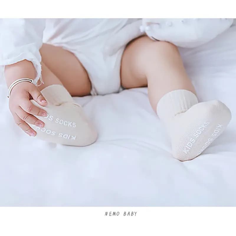 جوراب بچه گانه ضد لغزش نیم ساق کبریتی مجموعه 3 عددی طرح رافائل (مناسب صفر تا 3 سال) — تصویر ۶