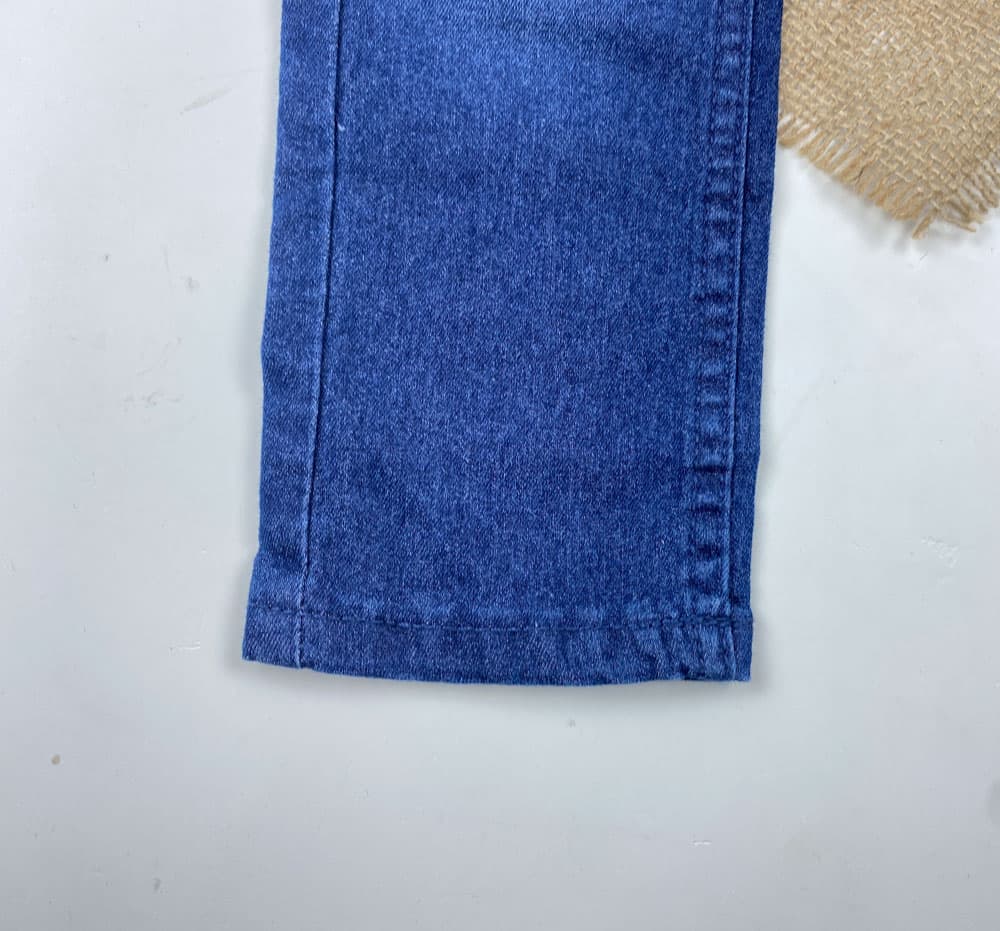 شلوار جین slim fit برند lupilu طرح جیب دار دکمه قزن دار سورمه ای رنگ — تصویر ۳