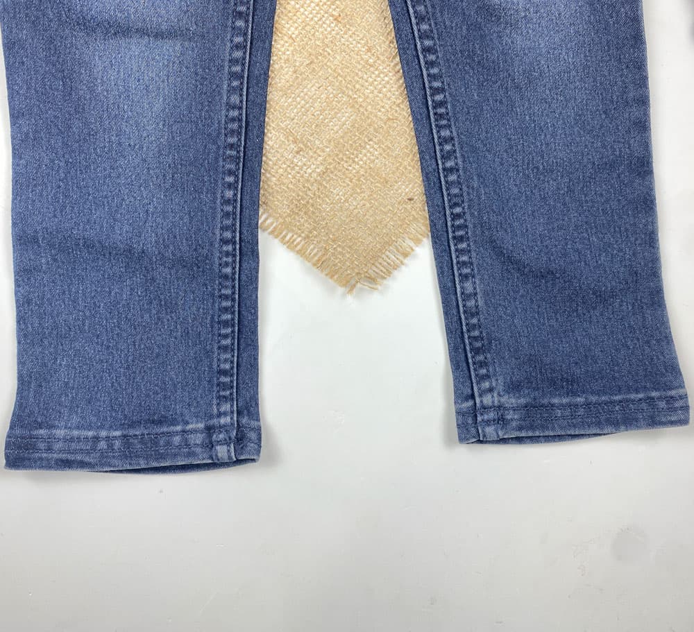 شلوار جین slim fit برند lupilu طرح جیب دار کمرکش بدون دکمه بندک صورتی سورمه ای رنگ — تصویر ۳