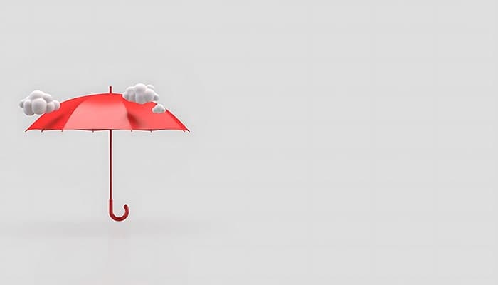 تصویر چتر قرمز و ابر با فضای کپی