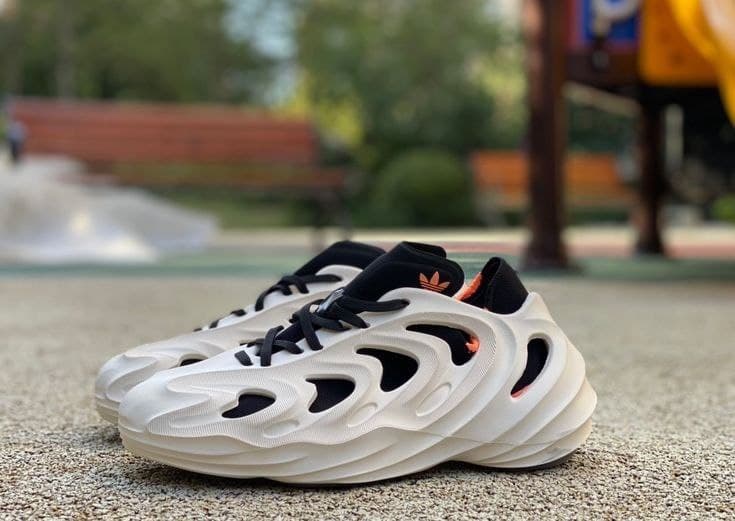 کتونی بچه گانه آدیداس آدیفوم‌ مشکی کرمی Adidas Adifom