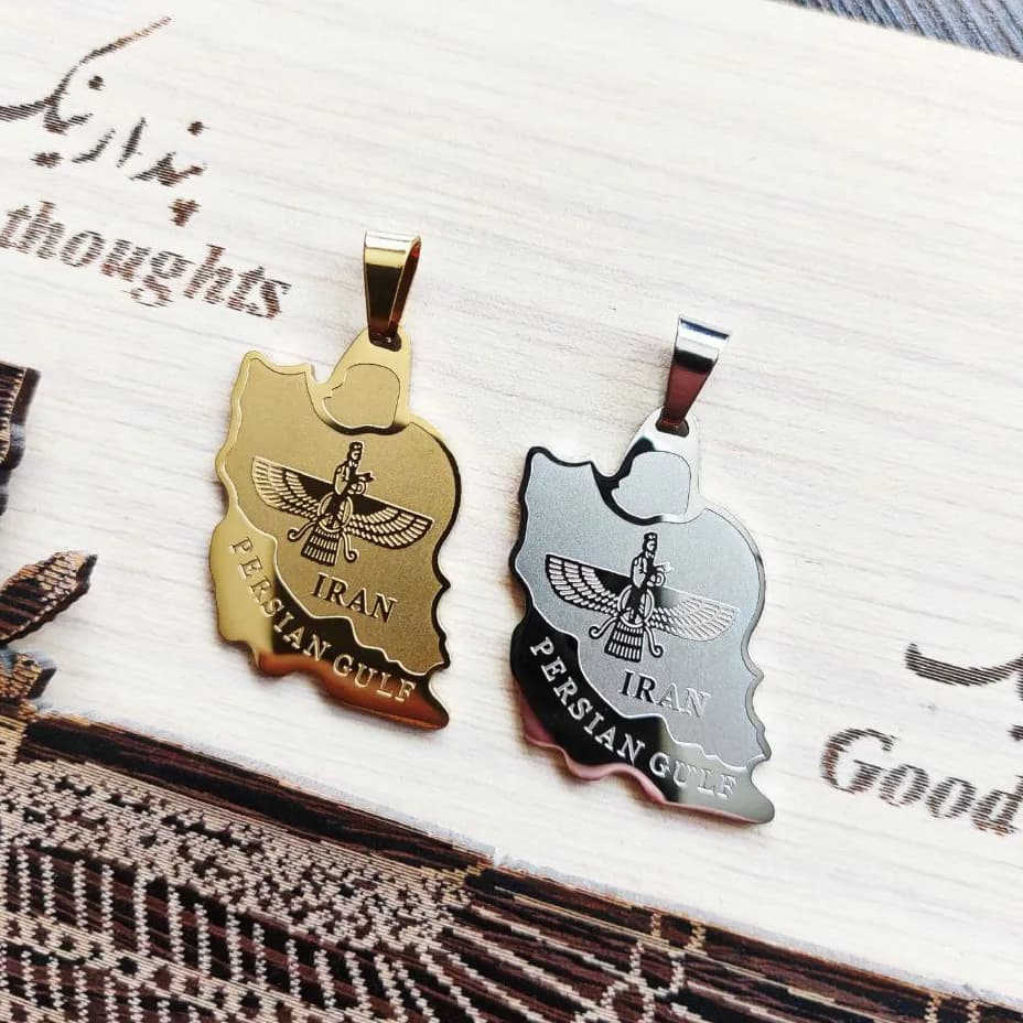 پلاک گردنبند نقشه ایران با نقش فروهر و متن خلیج فارس در دو رنگ طلایی و نقره ای جنس استیل رنگ ثابت کد zmp3156 — تصویر ۲