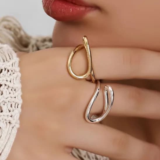 انگشتر زنانه / دخترانه فری سایز free size طرح مینیمال خطی رنگ نقره ای و طلایی مدرن آبکاری نقره رنگ ثابت کد zmp — تصویر ۲