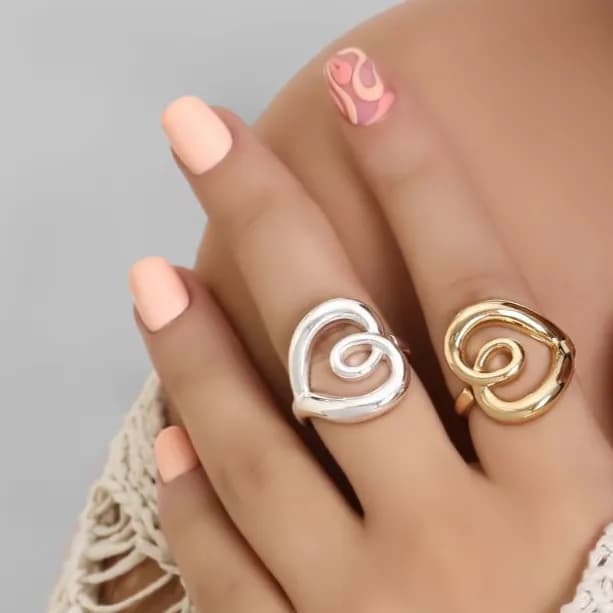 انگشتر زنانه / دخترانه فری سایز free size طرح عشق رنگ نقره ای و طلایی خاص آبکاری نقره رنگ ثابت کد zmp — تصویر ۲