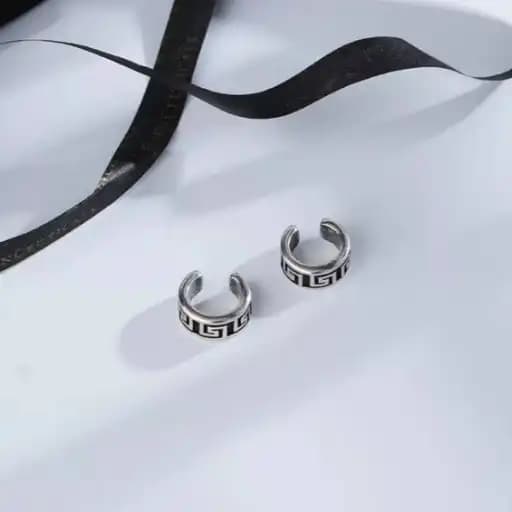 پیرسینگ گوش زنانه طرح نیم حلقه ورساچه Versace استیل عیار 316 ضد حساسیت و رنگ ثابت کد zsf — تصویر ۳