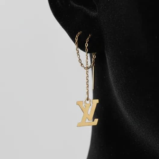 گوشواره بخیه ای زنانه مدل لویی ویتون Louis Vuitton رنگ طلایی آبکاری نقره ضد حساسیت رنگ ثابت کد zmp — تصویر ۲