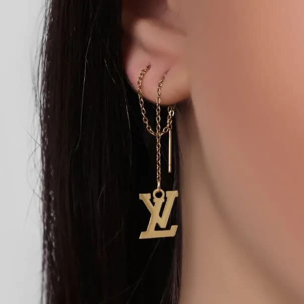 گوشواره بخیه ای زنانه مدل لویی ویتون Louis Vuitton رنگ طلایی آبکاری نقره ضد حساسیت رنگ ثابت کد zmp