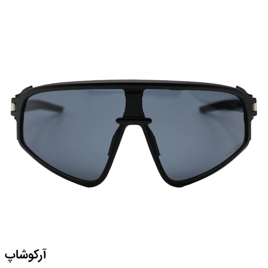 عینک ورزشی اوکلی با فریم رنگ مشکی مات، بیس دار و لنز دودی تیره مدل OO9404-0335 126 — تصویر ۲