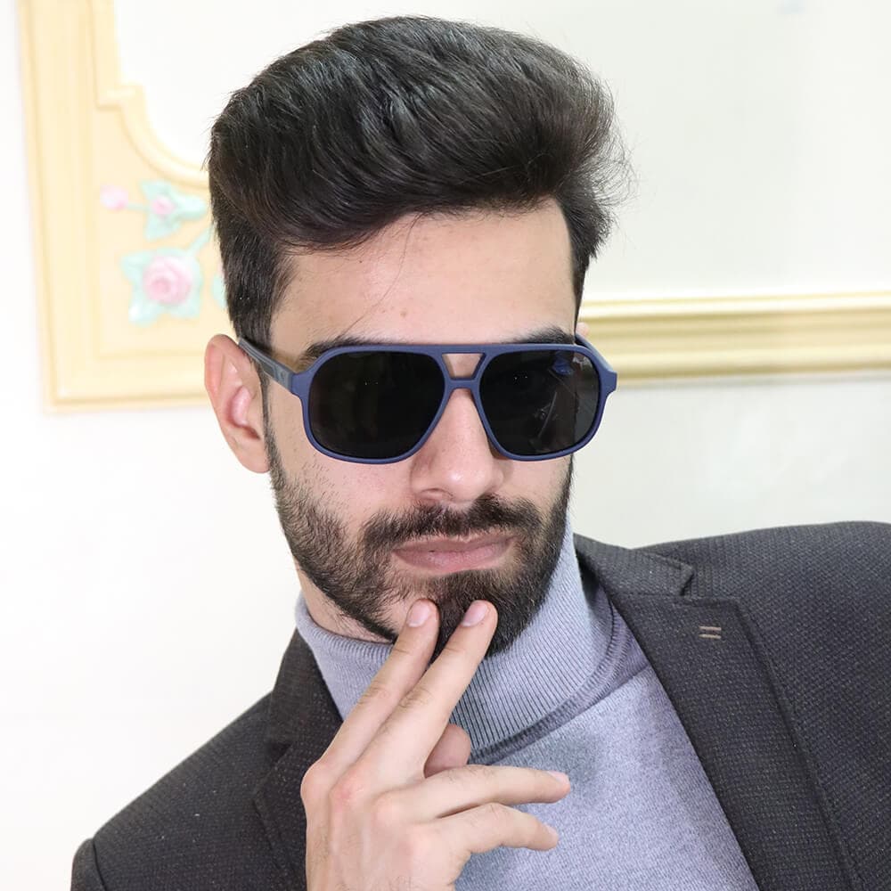 عینک آفتابی پوما با فریم خلبانی، رنگ مشکی مات، لنز دودی تیره و پلاریزه و دسته فنری مدل J1221 — تصویر ۸