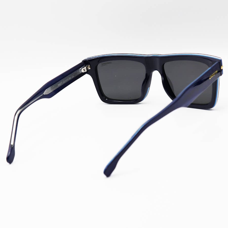 عینک آفتابی مردانه Carrera با فریم سرمه ای رنگ، مستطیلی شکل و لنز دودی تیره و پلاریزه مدل P58977 — تصویر ۳