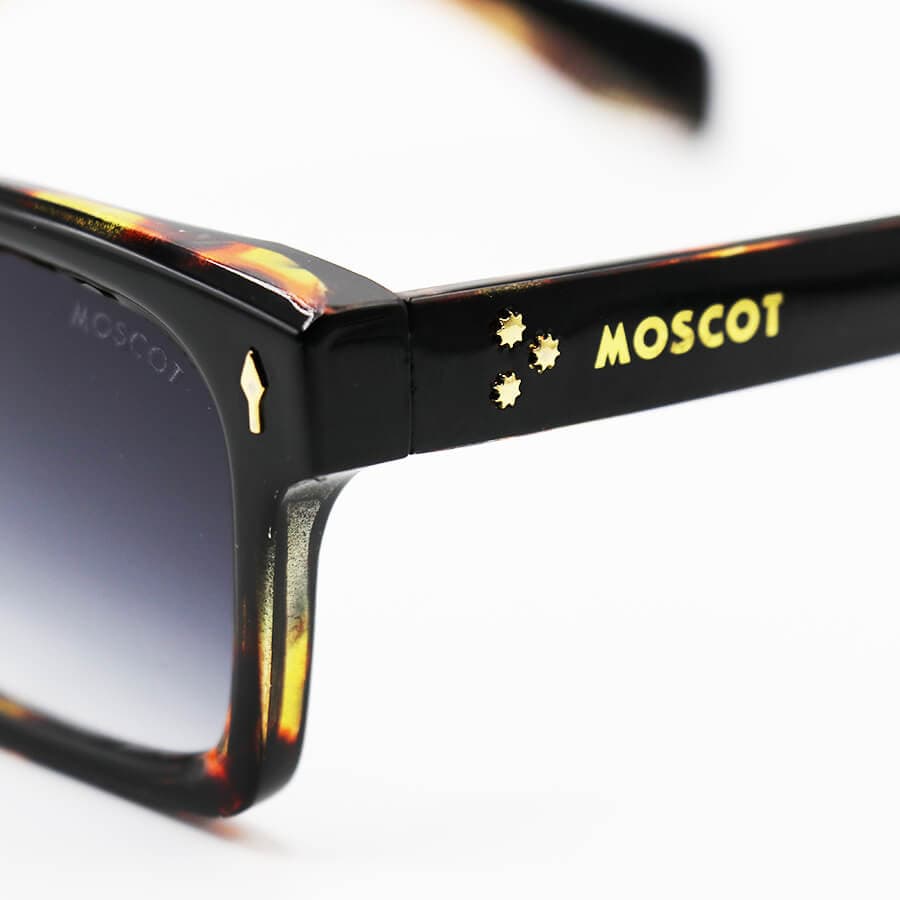 عینک آفتابی با فریم مربعی شکل، دو رنگ و لنز دودی هایلایت برند MOSCOT مدل 86025 — تصویر ۵