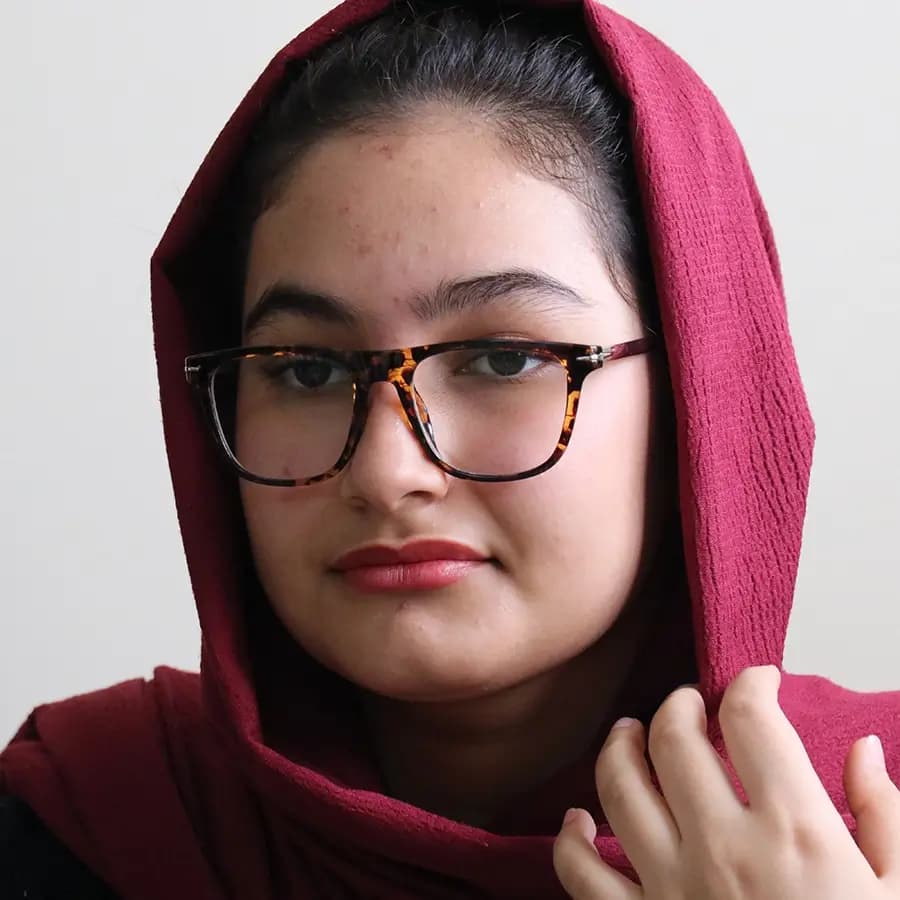 عینک طبی با فریم مربعی شکل، مشکی براق، دسته نقره ای و لولا فنری برند دیوید بکهام مدل DB1306 — تصویر ۲