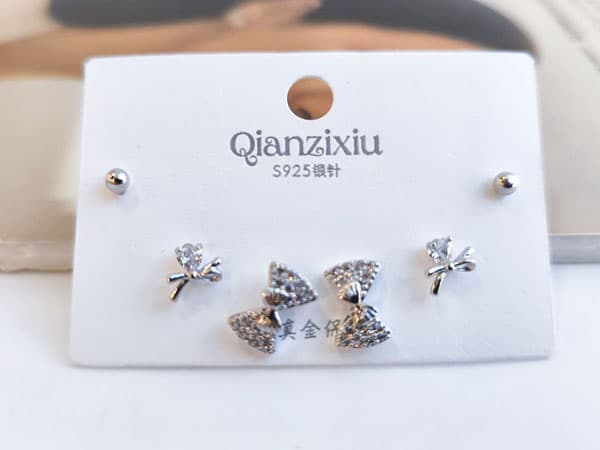 پک گوشواره مینیمال پاپیون نگینی کد 10777 — تصویر ۴