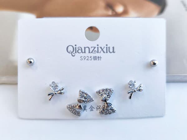 پک گوشواره مینیمال پاپیون نگینی کد 10777 — تصویر ۵