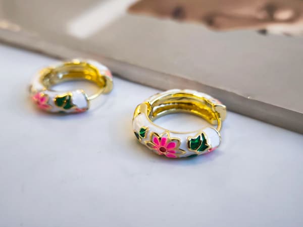 گوشواره طرح گل سفید میناکاری کد 10681 — تصویر ۲