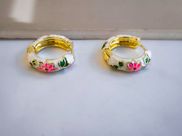 گوشواره طرح گل سفید میناکاری کد 10681