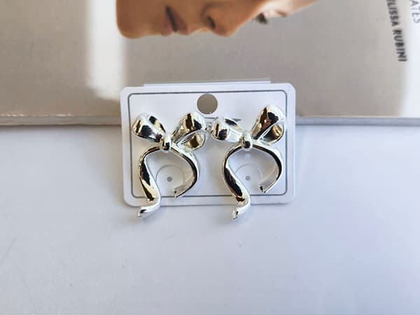گوشواره پاپیونی نقره ای مینیمال استیل کد 10386 — تصویر ۳