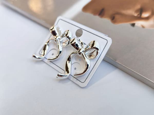 گوشواره پاپیونی نقره ای مینیمال استیل کد 10386 — تصویر ۴