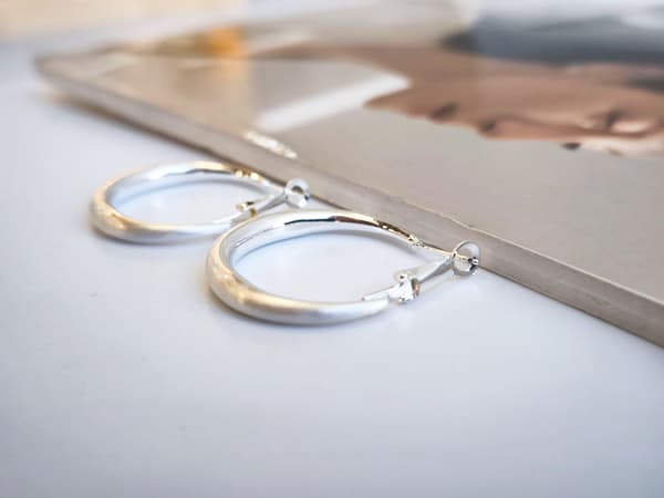 گوشواره حلقه ای مینیمال ظریف کد 10381 — تصویر ۴