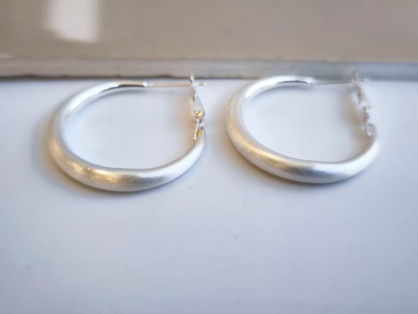 گوشواره حلقه ای مینیمال ظریف کد 10381 — تصویر ۳