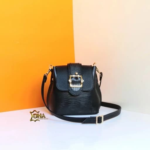 کیف دوشی چرم طبیعی زنانه و دخترانه کد 906چرم گاوی