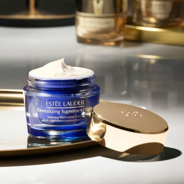 کرم شب لیفتینگ و ضدپیری قوی استی لادر مدل +Revitalizing Supreme حجم 50 میل — تصویر ۲